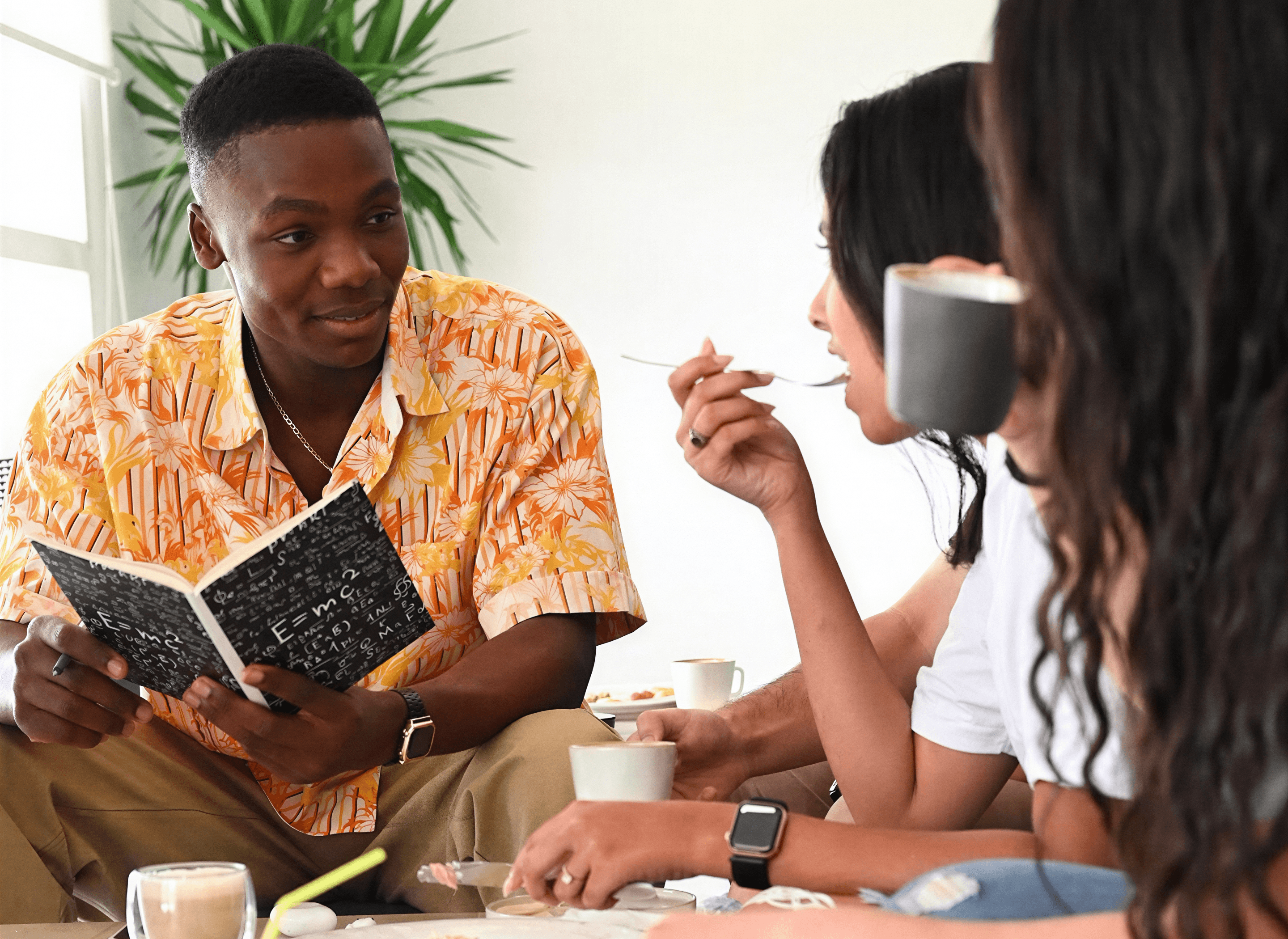 Étudiants au campus UIR – ambiance café
