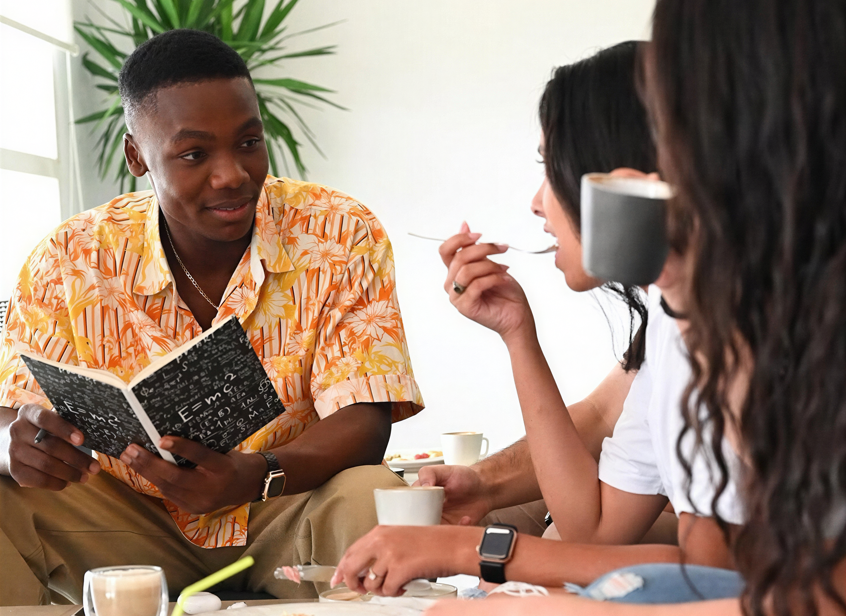 Étudiants au campus UIR – ambiance café